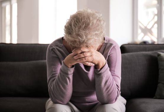solidão como a 'doença invisível' entre os idosos